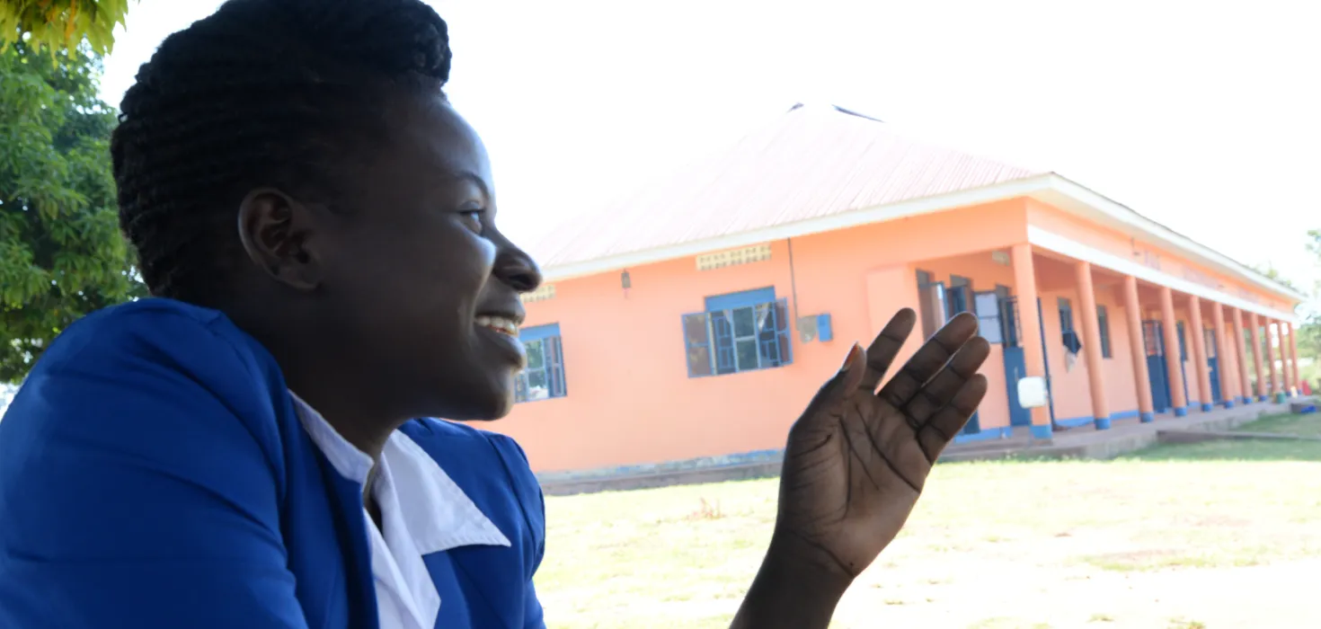 Lehrerin Elizabeth aus Uganda im Gespräch mit ihrer Schülerschaft