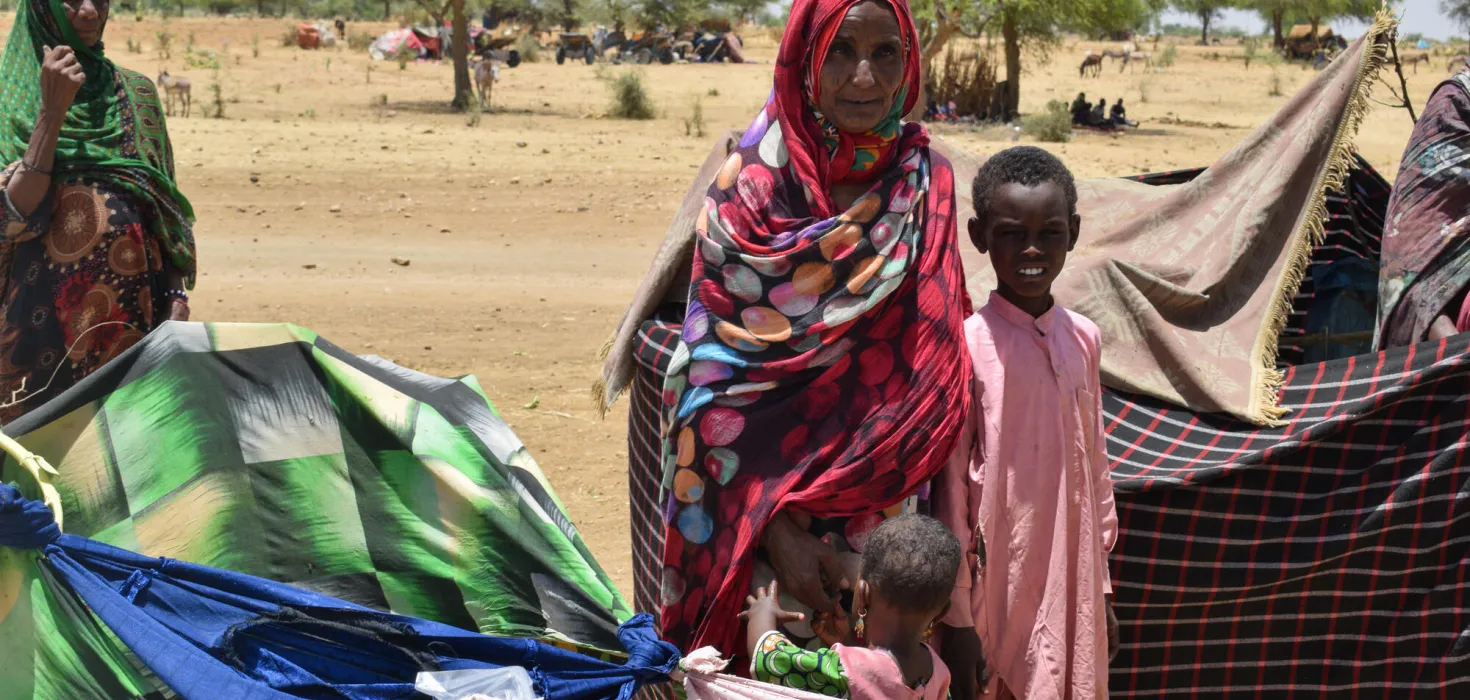 Viele Frauen und Kinder flüchten zu Fuß über weite Strecken aus dem Sudan in das Nachbarland Tschad.
