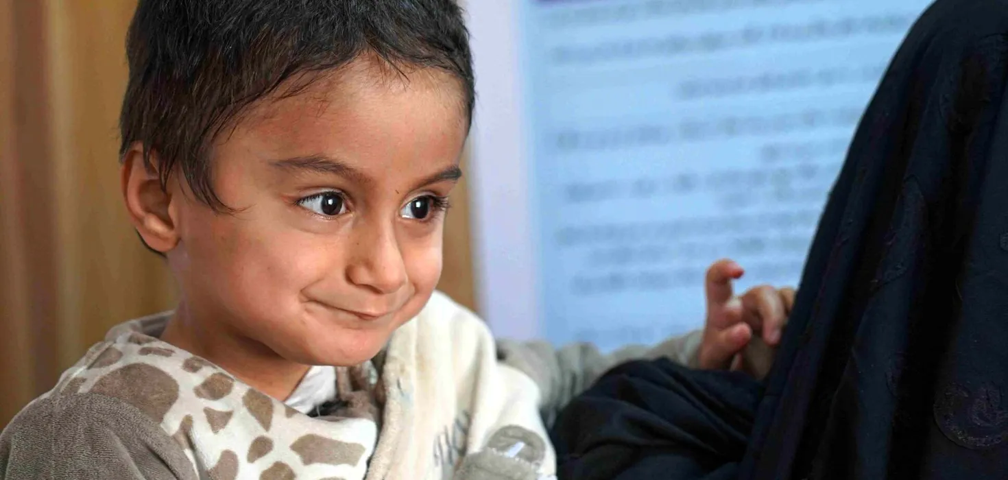 Ein vierjähriger Junge aus Afghanistan wird in einer Klinik von World Vision gegen schwere akute Unterernährung behandelt.