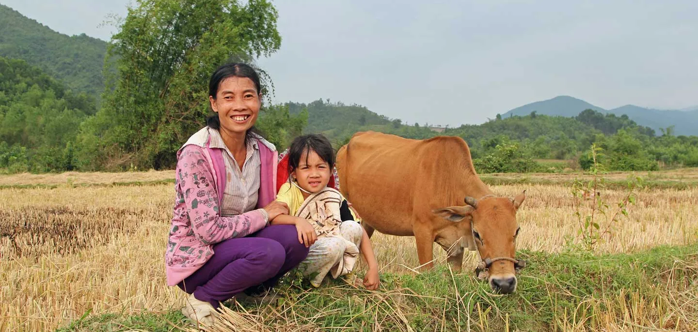 Huong und Tochter Hieu mit Kuh