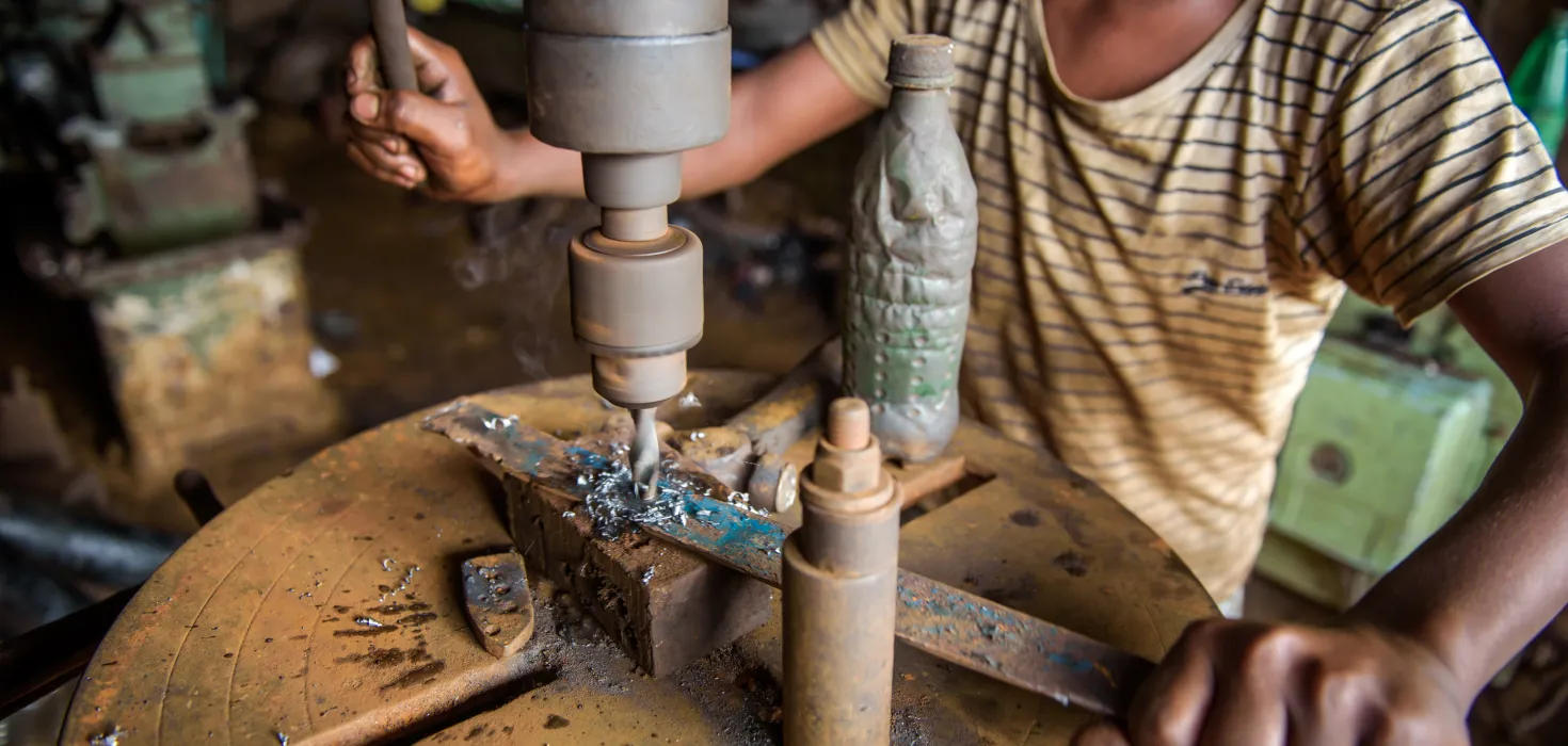 Der 12jährige Arafat aus Bangladesch hat mit 10 die Schule verlassen, um für seine Familie Geld zu verdienen.