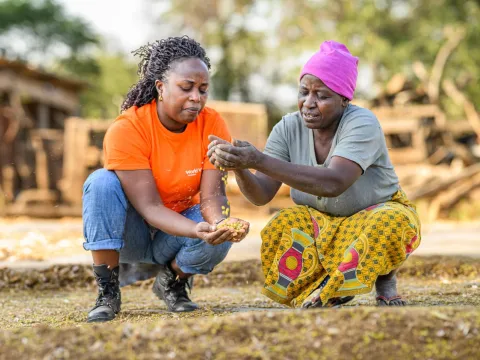 World Vision Mitarbeiter hilft