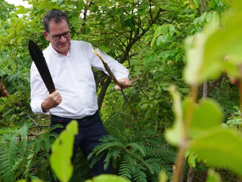 Legt Hand an: Minister Müller im FMNR-Wald