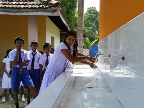 Kinder vor einem Waschbecken in Sri Lanka