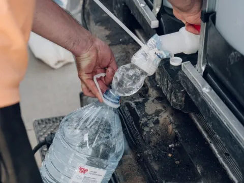 90 Prozent der befragten Kinder und Jugendlichen geben an, dass sie nur unter Schwierigkeiten Zugang zu an sauberem Trinkwasser haben.