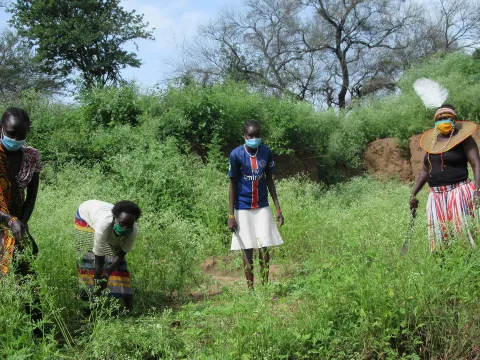 Menschen  werden in Kenia geschult wie sie nachhaltig anbauen können