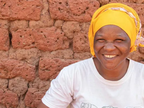 Lachende Frau in Burkina Faso