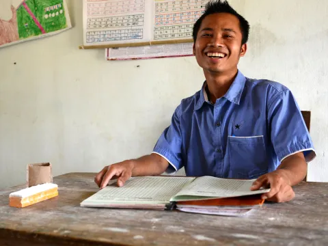Ehemaliges World Vision Patenkind arbeitet heute als Lehrer.