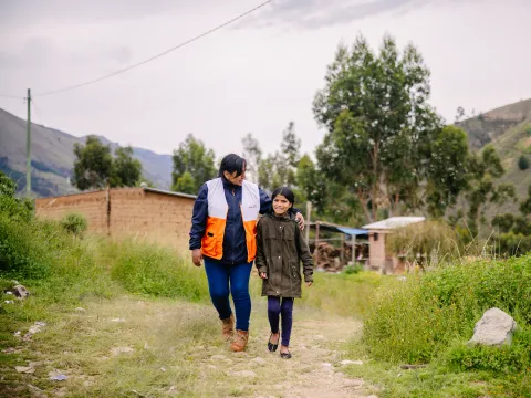 World Vision Mitarbeiterin mit Kind in Bolivien