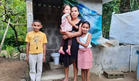 Alexa mit ihrer Mama und ihrem Bruder