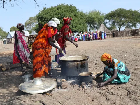 Frauen in Afrika beim Kochen