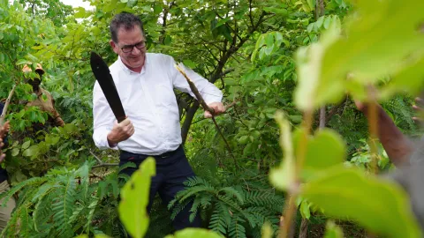 Legt Hand an: Minister Müller im FMNR-Wald
