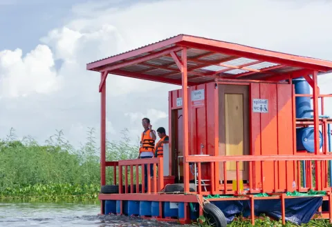 Schwimmende Latrine
