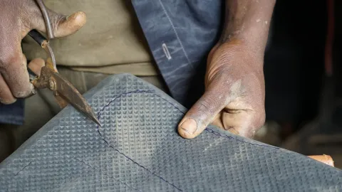 Patrice, der ehemalige Kindersoldat erlernt durch die Hilfe von World Vision ein Handwerk