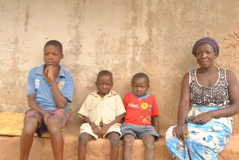 Patenkind Dennis aus Malawi mit seiner Mutter und zwei Brüdern