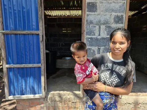 Mutter Chit mir ihrem kleinen Kind in Laos