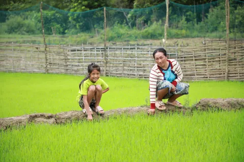 Vanhpheng mit ihrer Tochter im Reisfeld auf Laos