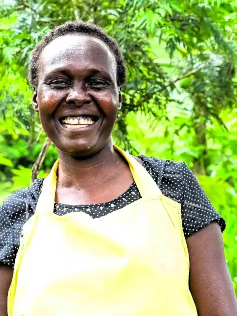 Mit Unterstützung von World Vision hat die Kenianerin Salina Kogei abgeholzte Bäume neu aufwachsen lassen und ihr Land dadurch wieder fruchtbar gemacht.