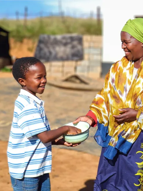 Kind mit Mutter in Eswatini