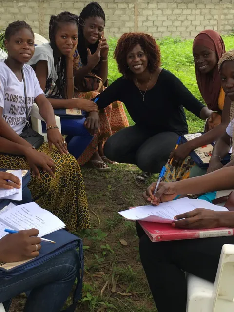Sister Fa mit einer Gruppe Mädchen im Senegal