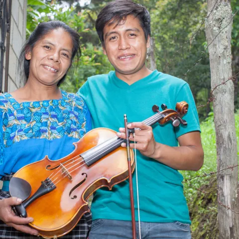 Gustavo aus Guatemala mit seiner Mutter Tomasa