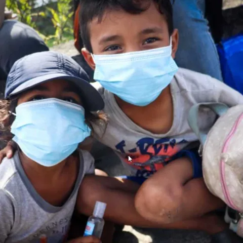 Zwei kleine Jungen mit Maske