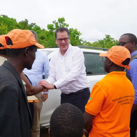 Minister Müller beim Besuch unseres FMNR-Projektes