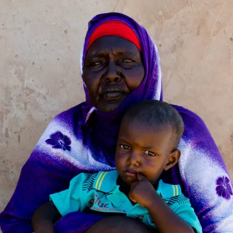 Dürre Somalia - 60-jährige Faduma mit Enkel