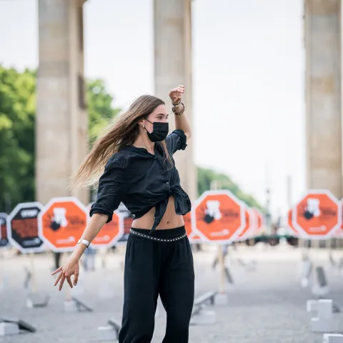 Tanz-Performance am Brandenburger Tor bei der World Vision-Aktion gegen sexualisierte Gewalt 