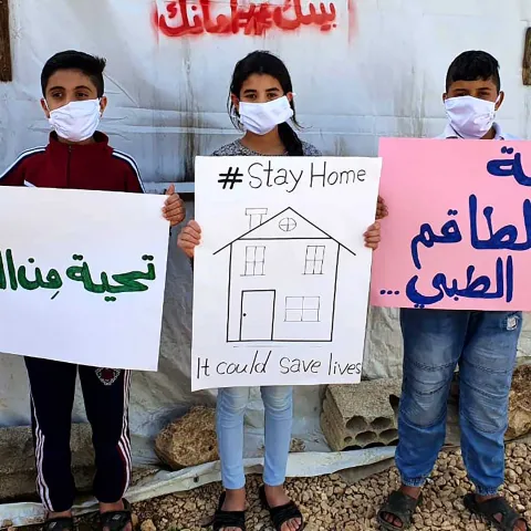 Flüchtlingskinder bitten andere, zuhause zu bleiben und bedanken sich bei dem Gesundheitspersonal