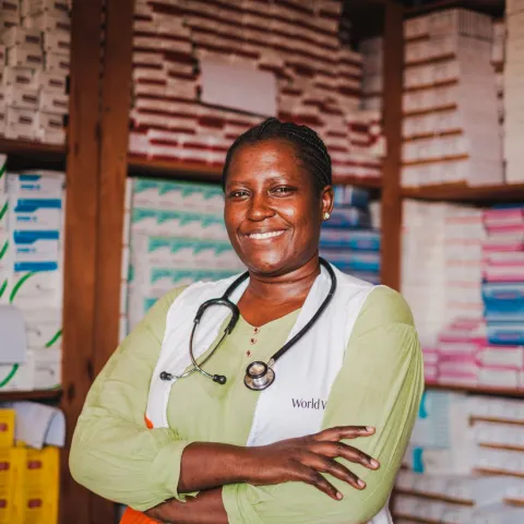 Hebamme Paula Atimango (30) im medizinischen Lagerraum einer von World Vision betriebenen Nothilfe-Klinik an der Grenze zum Sudan