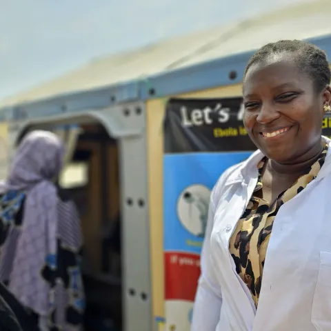 Hebamme Paula Atimango im Nothilfe-Einsatz an der Grenze zum Sudan