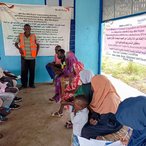 World Vision-Mitarbeiter unterstützt Frauen im Sudan bei Schutz vor Gewalt