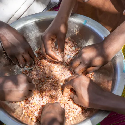 Schulkinder in Darfur teilen sich eine Mahlzeit