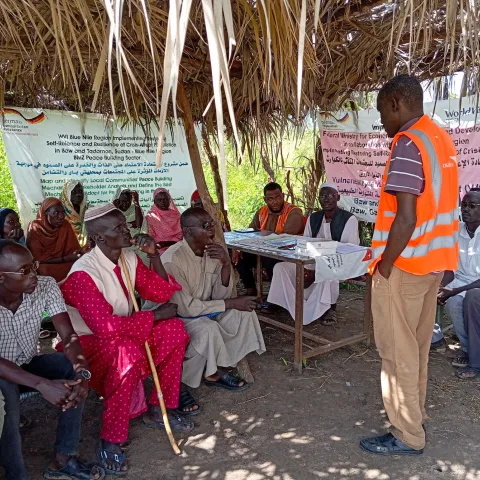 Diskussion mit Männern im Sudan zu Frieden und Kinderschutz