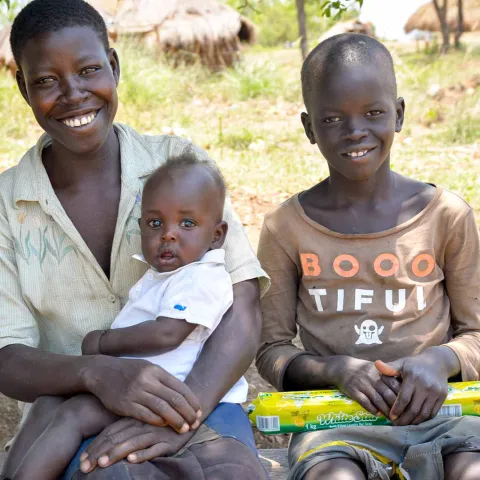 iese Familie in einem Flüchtlingscamp in Uganda hat von World Vision Seife erhalten.