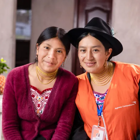 World Vision Mitarbeiterin mit Frau in Venezuela