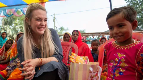 Anna trifft zum ersten Mal ihr Patenkind in Indien