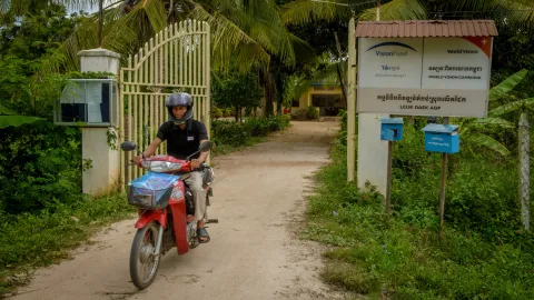 World Vision Mitarbeiter bringen die Briefe direkt zu den Patenkindern.