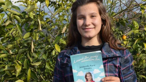 Jetbardha aus Albanien hat ein Buch von ihrem Paten geschenkt bekommen.