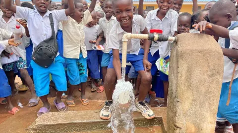 Kinder an Wasserstelle