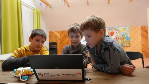 Aktion Deutschland Hilft ermöglicht mit World Vision auch bei Stromausfall Lernmöglichkeiten für Kinder in der Ukraine