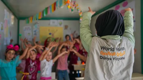 Lehrerin vor eine Klasse geflüchteter Kinder in Syrien