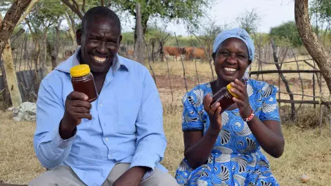 Dank der Schulung von World Vision konnten Titus und seine Frau eigenen Honig herstellen.