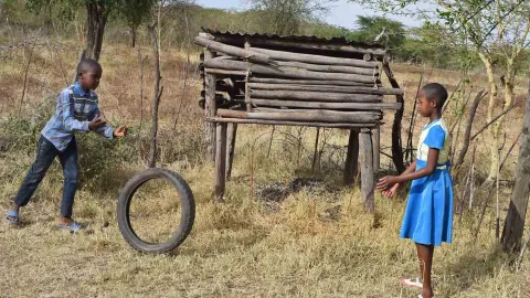 Titus Kinder spielen im durch die FMNR-Methode aufgeforsteten Mini-Wald