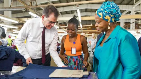 Entwicklungsminister Müller besucht eine Textilfabrik
