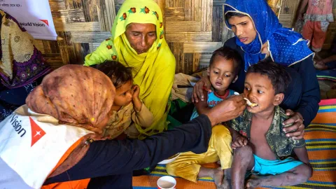World Vision Mitarbeitern füttert Flüchtlingskinder