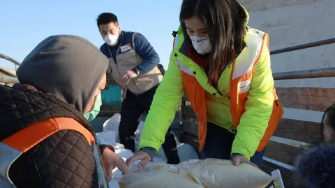 World Vision Mitarbeiter stellen Hilfsgüter zur Verfügung